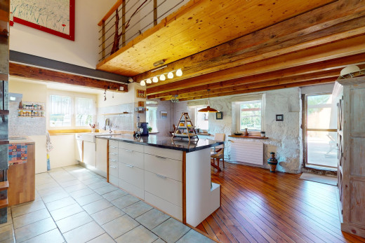 küche mit parkettboden, weiße schränke, balkendecke, und natürliches licht