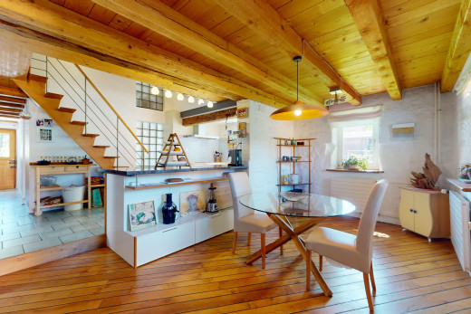 küche mit parkettboden, holzdecke, fliesenboden, und natürliches licht