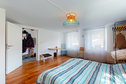 zimmer / schlafzimmer mit parkettboden, natürliches licht, und kleiderschrank