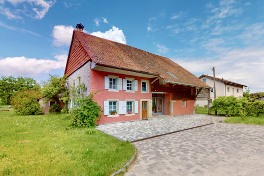 außenansicht mit terrasse und rasen
