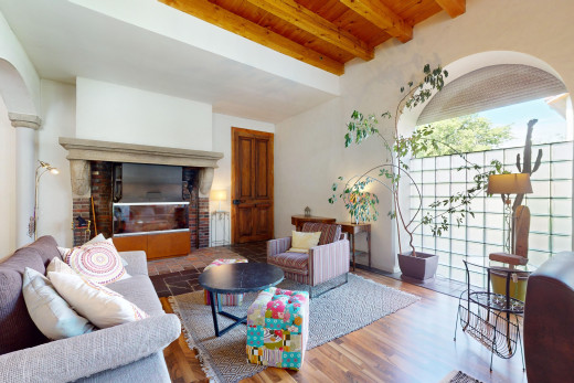 wohnzimmer mit holzdecke, balkendecke, parkettboden, kamin, und natürliches licht