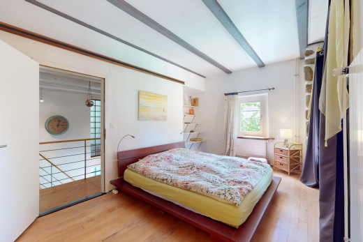 zimmer / schlafzimmer mit parkettboden, balkendecke, und natürliches licht