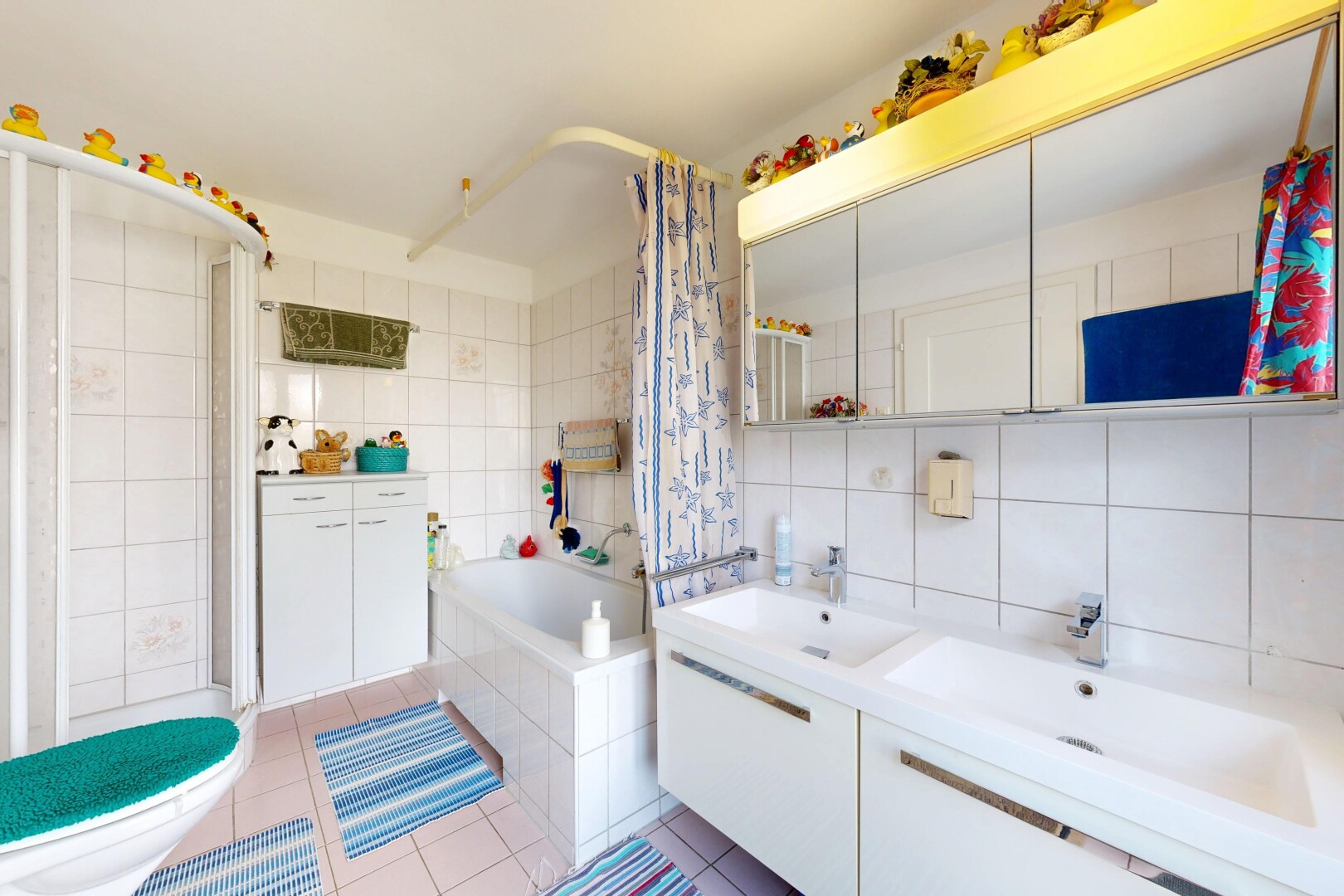 bad mit doppelwaschtisch, spiegel, tile wall, fliesenwand, und komplettes badezimmer