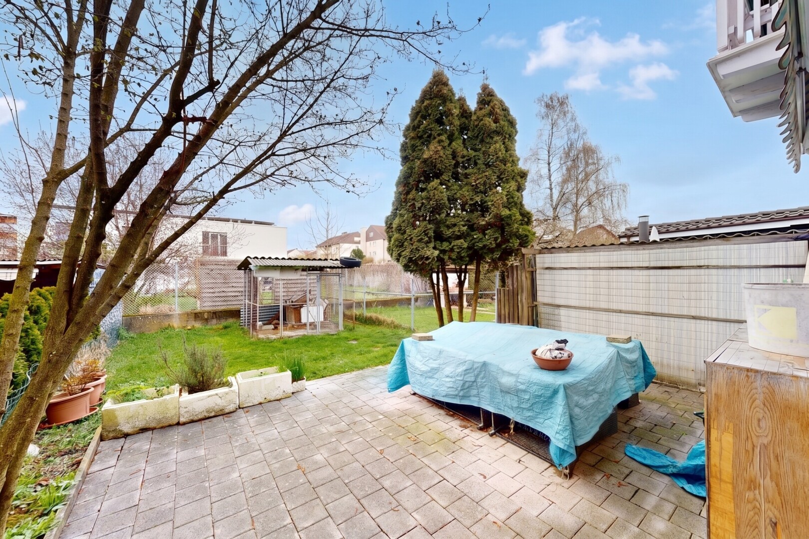 terrasse mit zaun, from property, terrasse, day time, und rasen