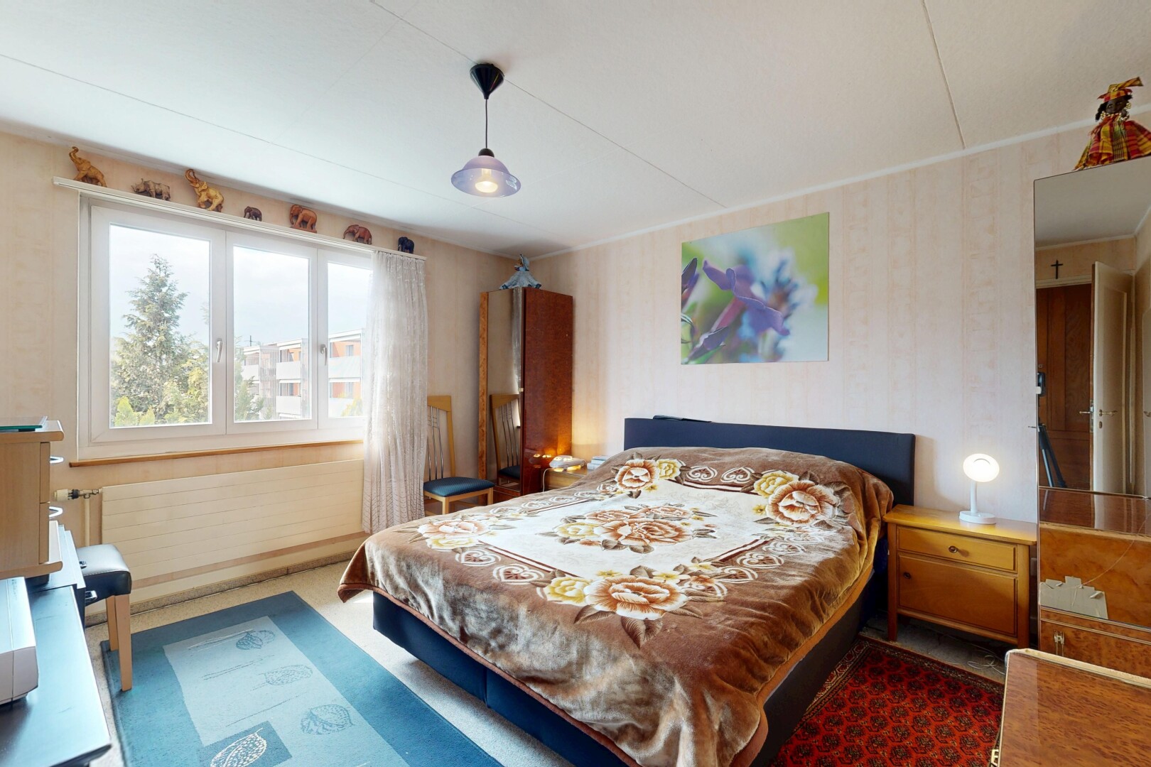 zimmer / schlafzimmer mit inside property, natürliches licht, natural light, teppich, und carpet