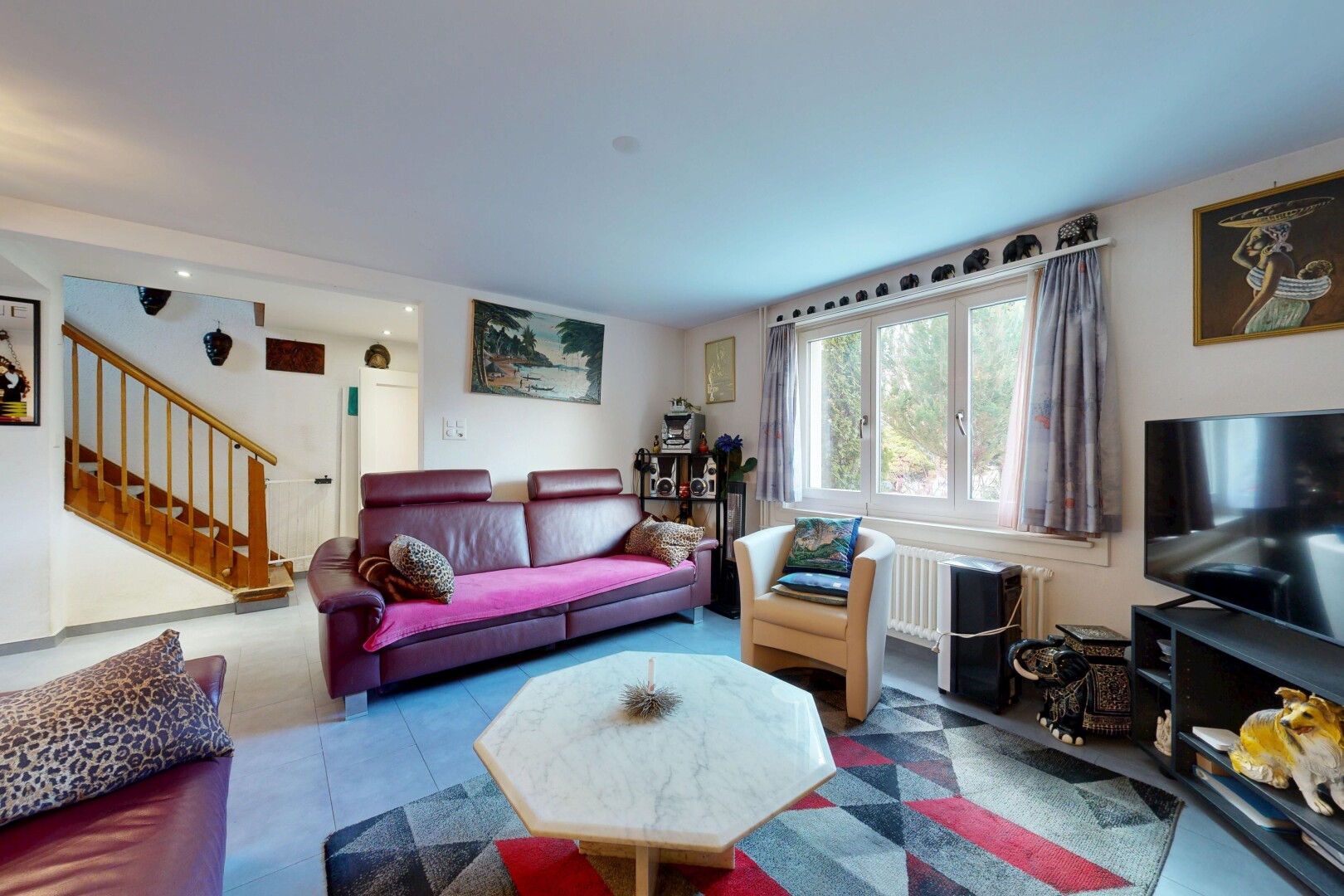 wohnzimmer mit treppen, inside property, fernseher, gipskartonwand, und drywall