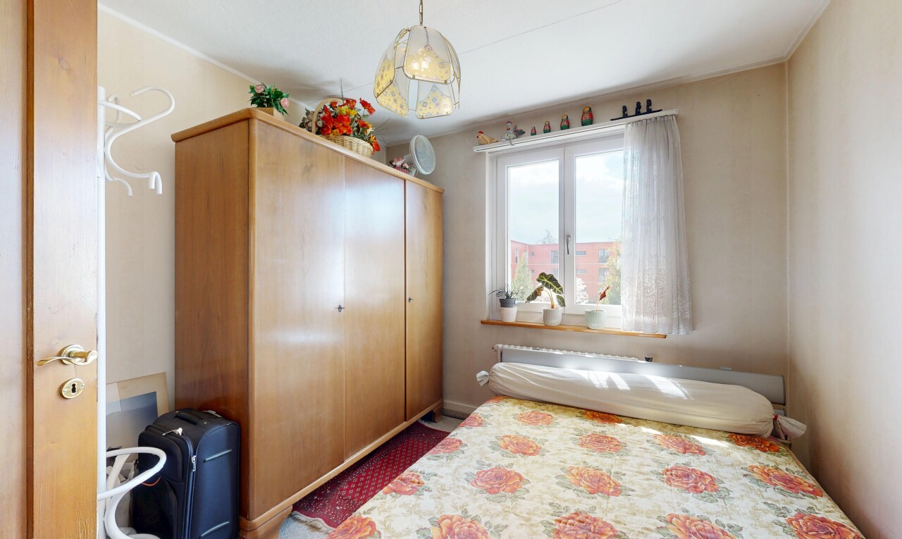 zimmer / schlafzimmer mit inside property, drywall, gipskartonwand, natural light, und natürliches licht