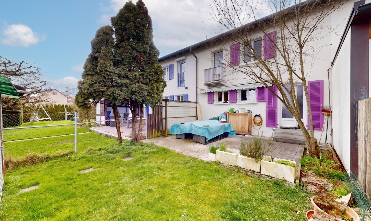 außenansicht mit rasen, zaun, property visible, und terrasse