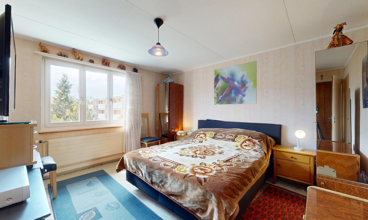zimmer / schlafzimmer mit inside property, natürliches licht, natural light, teppich, und carpet