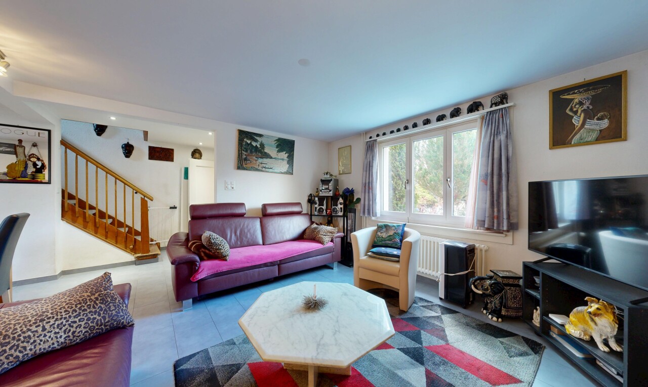 wohnzimmer mit treppen, inside property, fernseher, gipskartonwand, und drywall