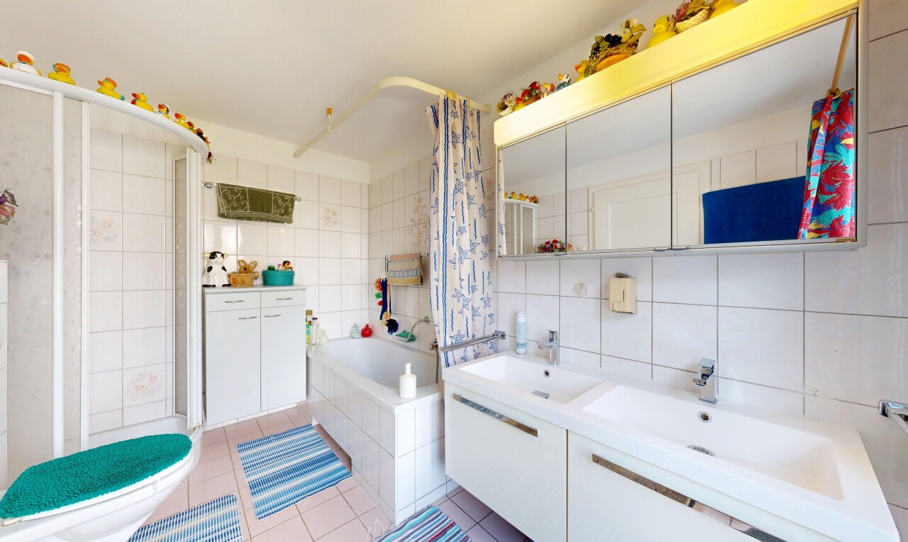 bad mit doppelwaschtisch, spiegel, tile wall, fliesenwand, und komplettes badezimmer