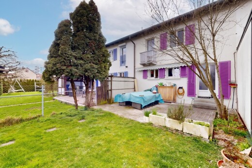 außenansicht mit rasen, zaun, property visible, und terrasse