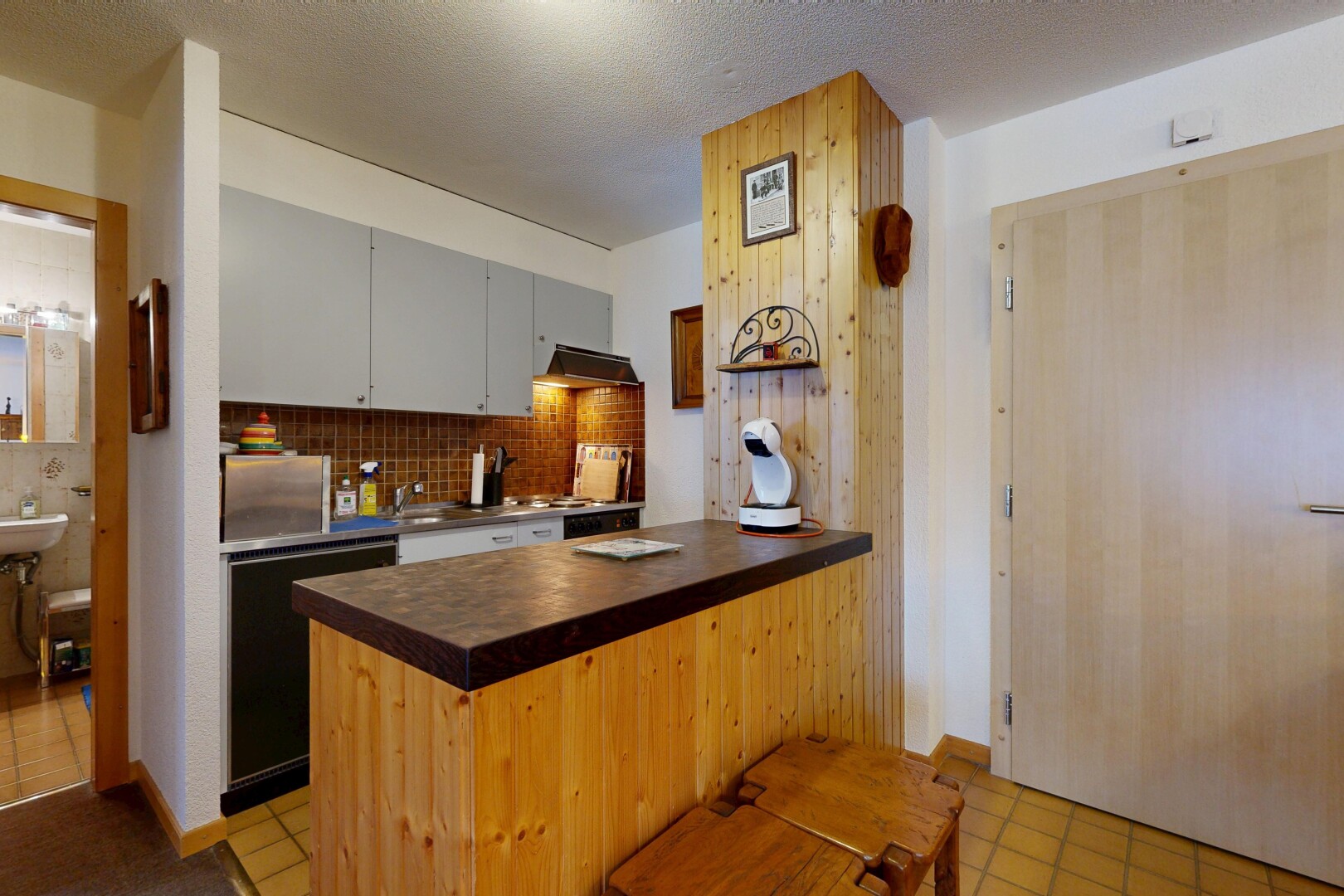 küche mit küchentheke, küchenrückwand beim herd, küchenrückwand beim Herd, spritzputz decke, und textured ceiling