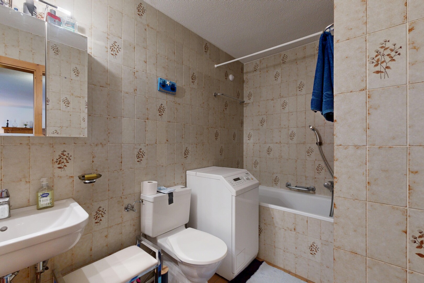 bad mit komplettes badezimmer, spiegel, inside property, fliesenwand, und tile wall