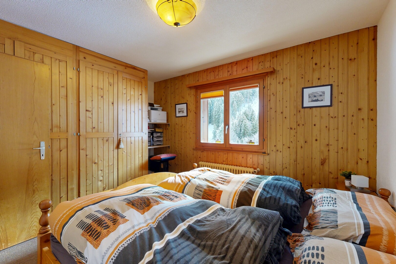zimmer / schlafzimmer mit holzwand, wood wall, inside property, natürliches licht, und natural light
