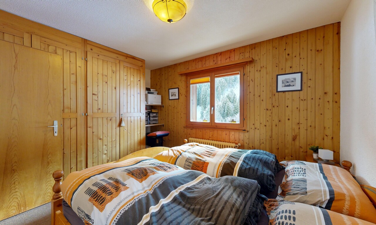 zimmer / schlafzimmer mit holzwand, wood wall, inside property, natürliches licht, und natural light