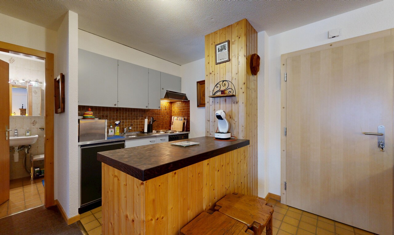 küche mit küchentheke, küchenrückwand beim herd, küchenrückwand beim Herd, spritzputz decke, und textured ceiling
