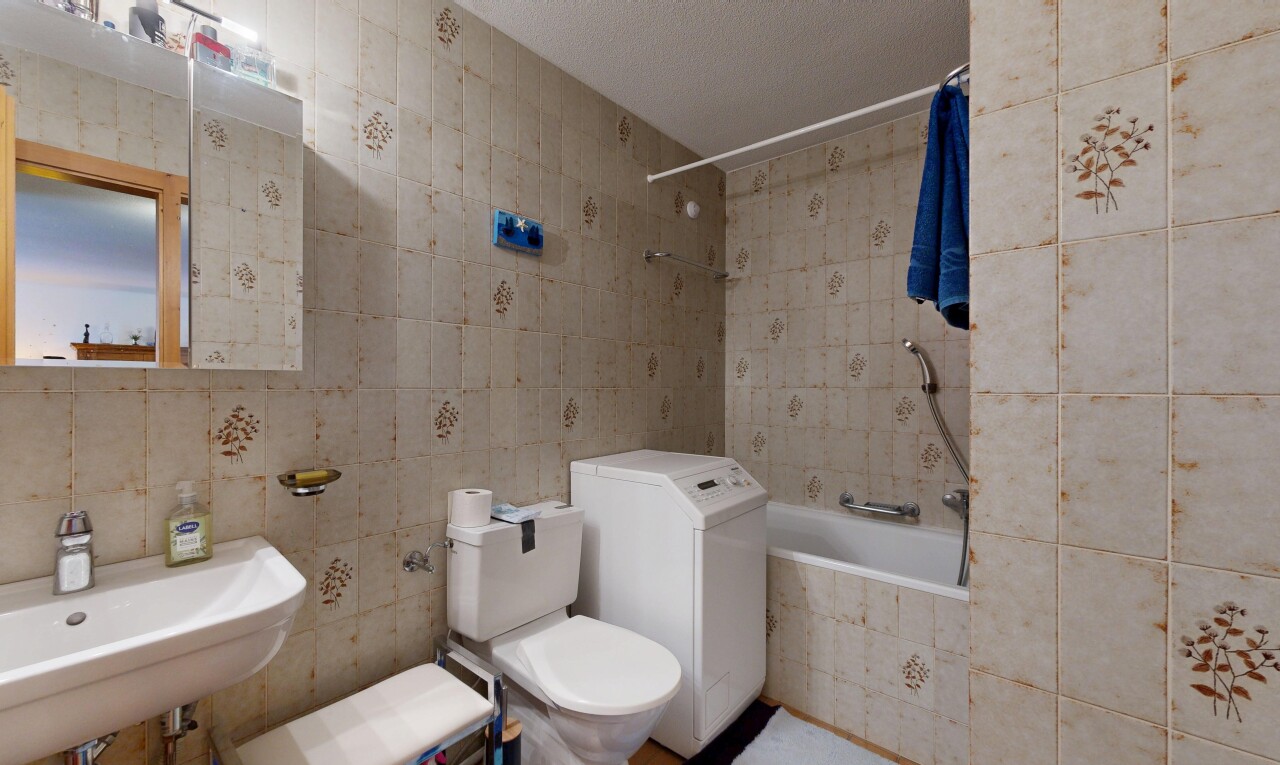 bad mit komplettes badezimmer, spiegel, inside property, fliesenwand, und tile wall