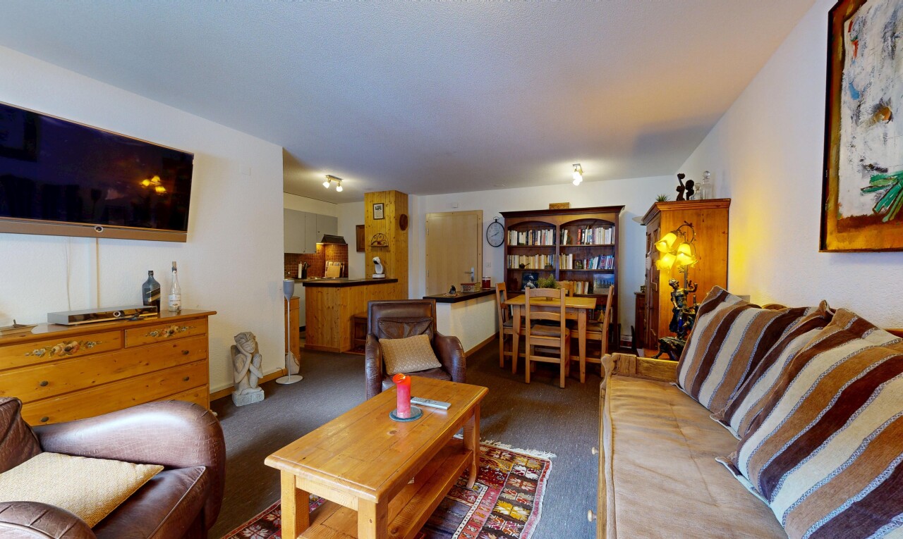 wohn- / esszimmer mit fernseher, inside property, gipskartonwand, drywall, und teppich