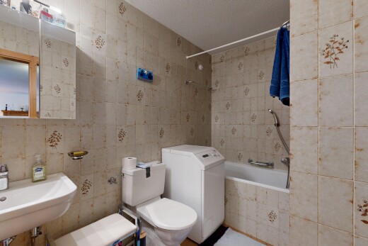 salle de bains avec salle de bain complète, miroir, inside property, mur en carrelage, et tile wall