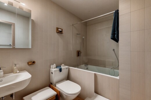 bad mit komplettes badezimmer, spiegel, inside property, fliesenwand, und tile wall