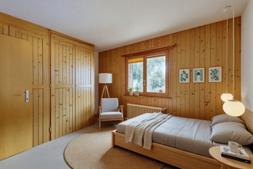 zimmer / schlafzimmer mit holzwand, wood wall, inside property, natürliches licht, und natural light
