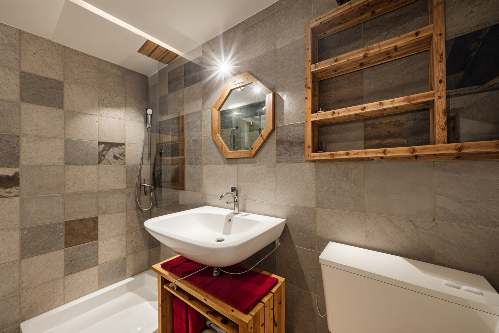 bad mit toilette, spiegel, dusche, fliesenwand, und waschbecken