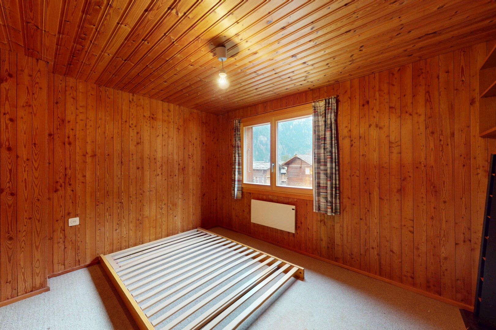 zimmer / schlafzimmer mit natürliches licht, teppich, holzdecke, und holzwand