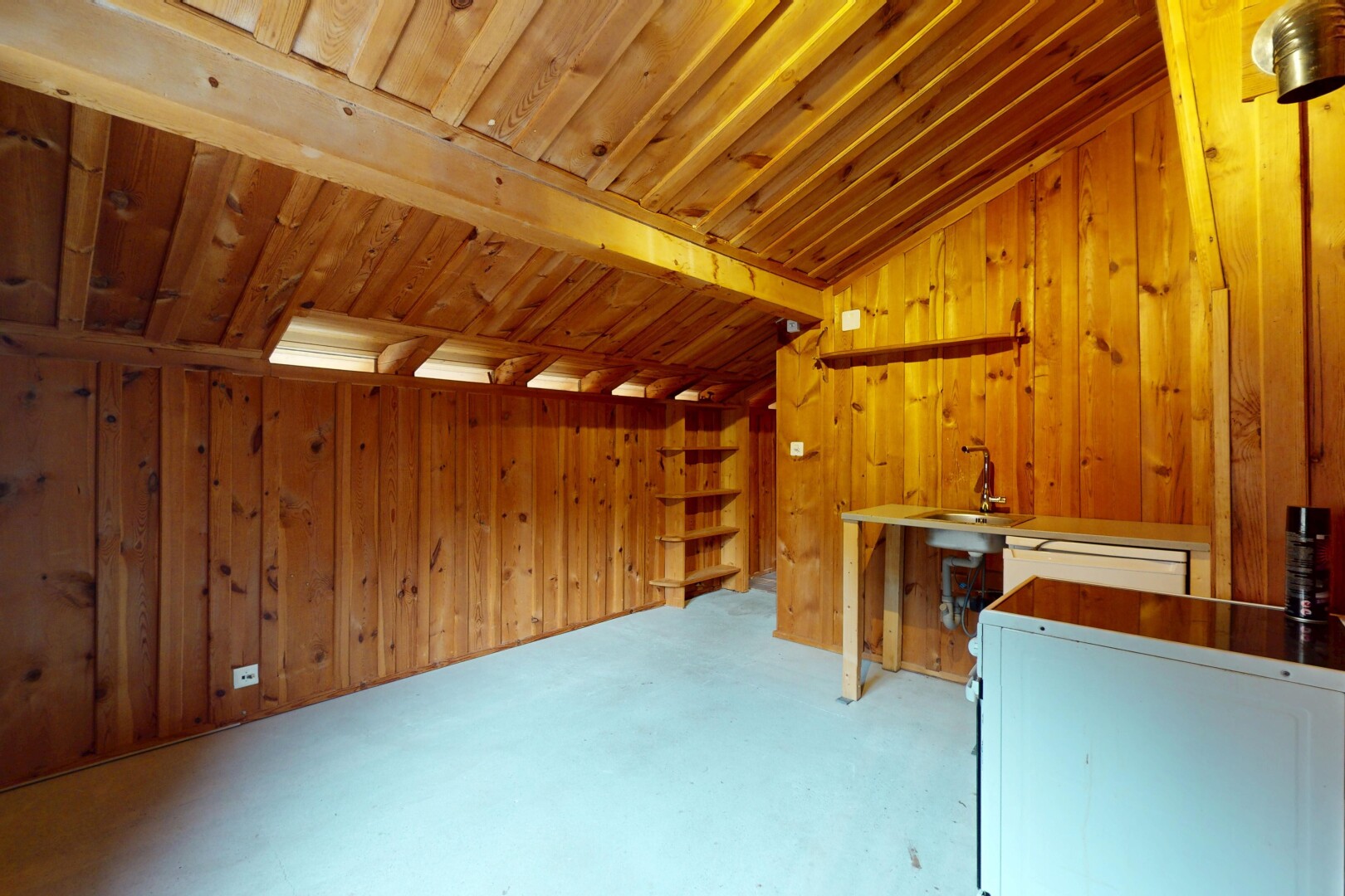 innenraum mit dachschräge, holzwand, holzdecke, und waschbecken