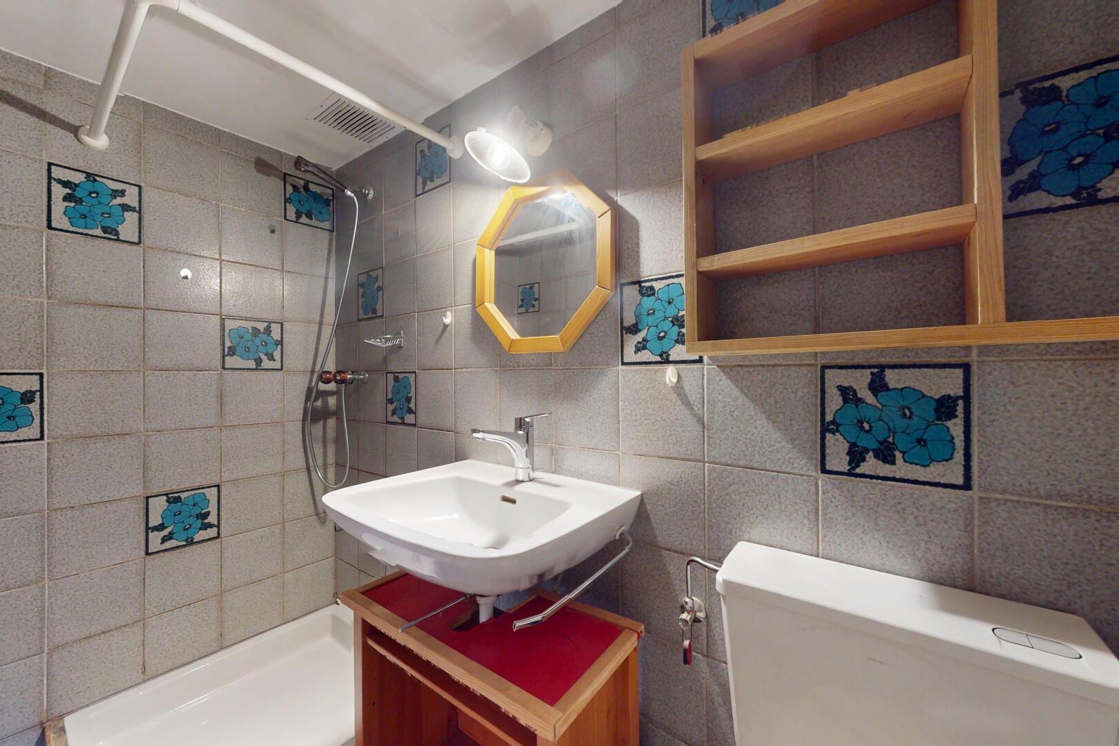 bad mit toilette, waschbecken, komplettes badezimmer, dusche, und spiegel