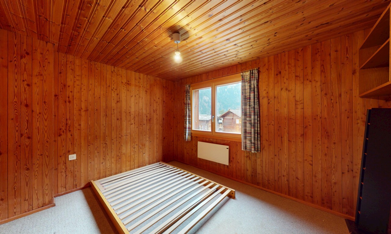 zimmer / schlafzimmer mit natürliches licht, teppich, holzdecke, und holzwand
