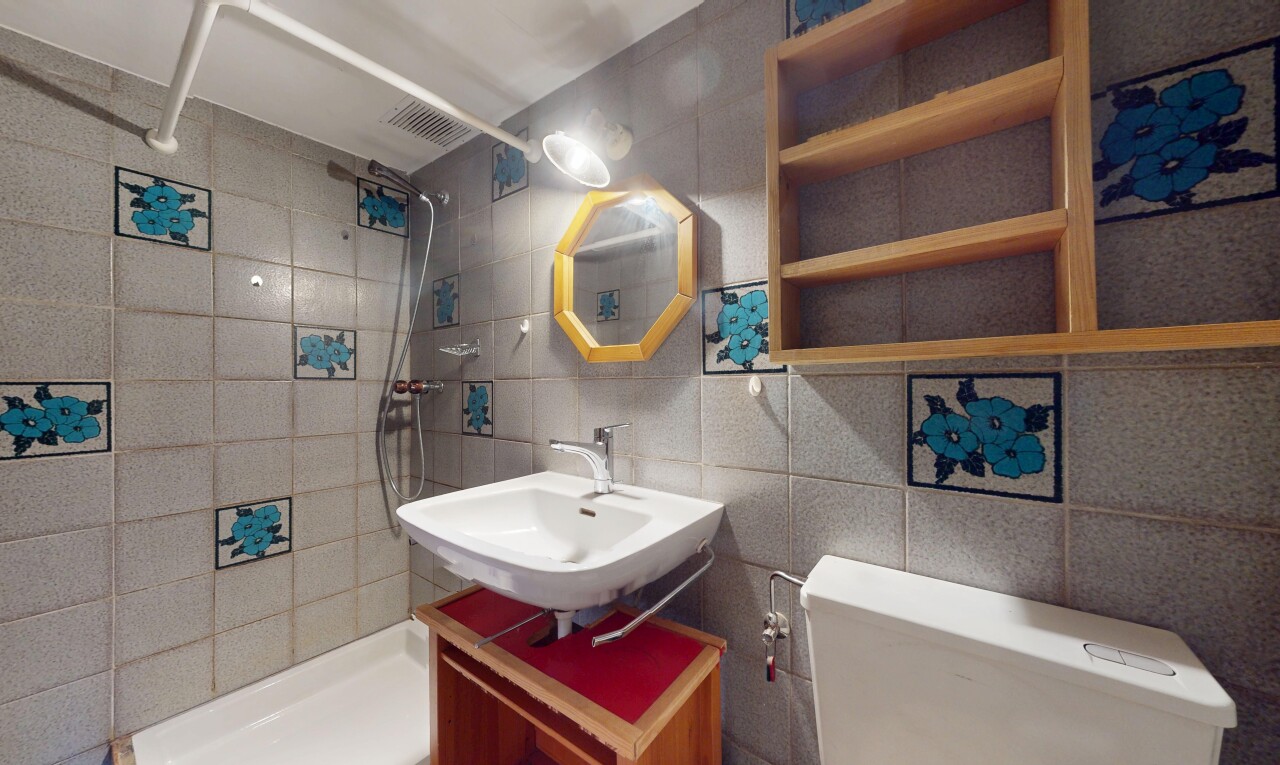 bad mit toilette, waschbecken, komplettes badezimmer, dusche, und spiegel