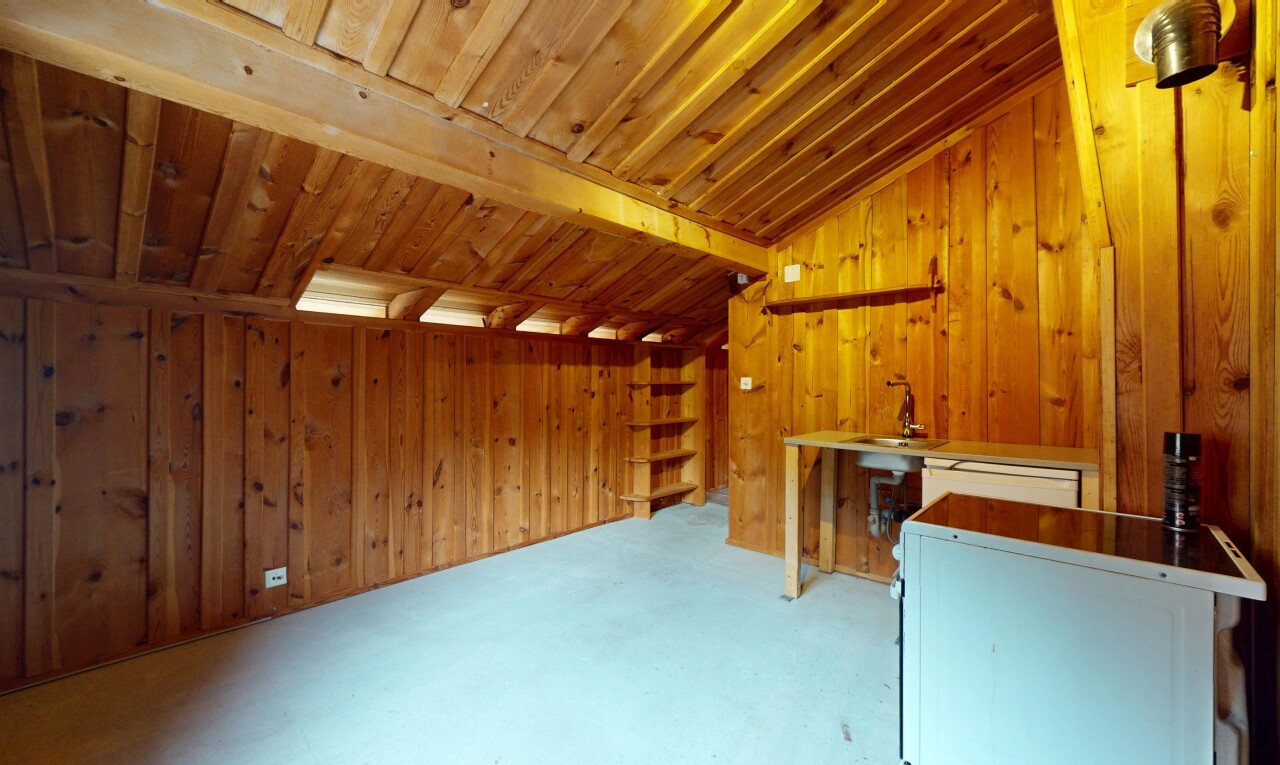 innenraum mit dachschräge, holzwand, holzdecke, und waschbecken