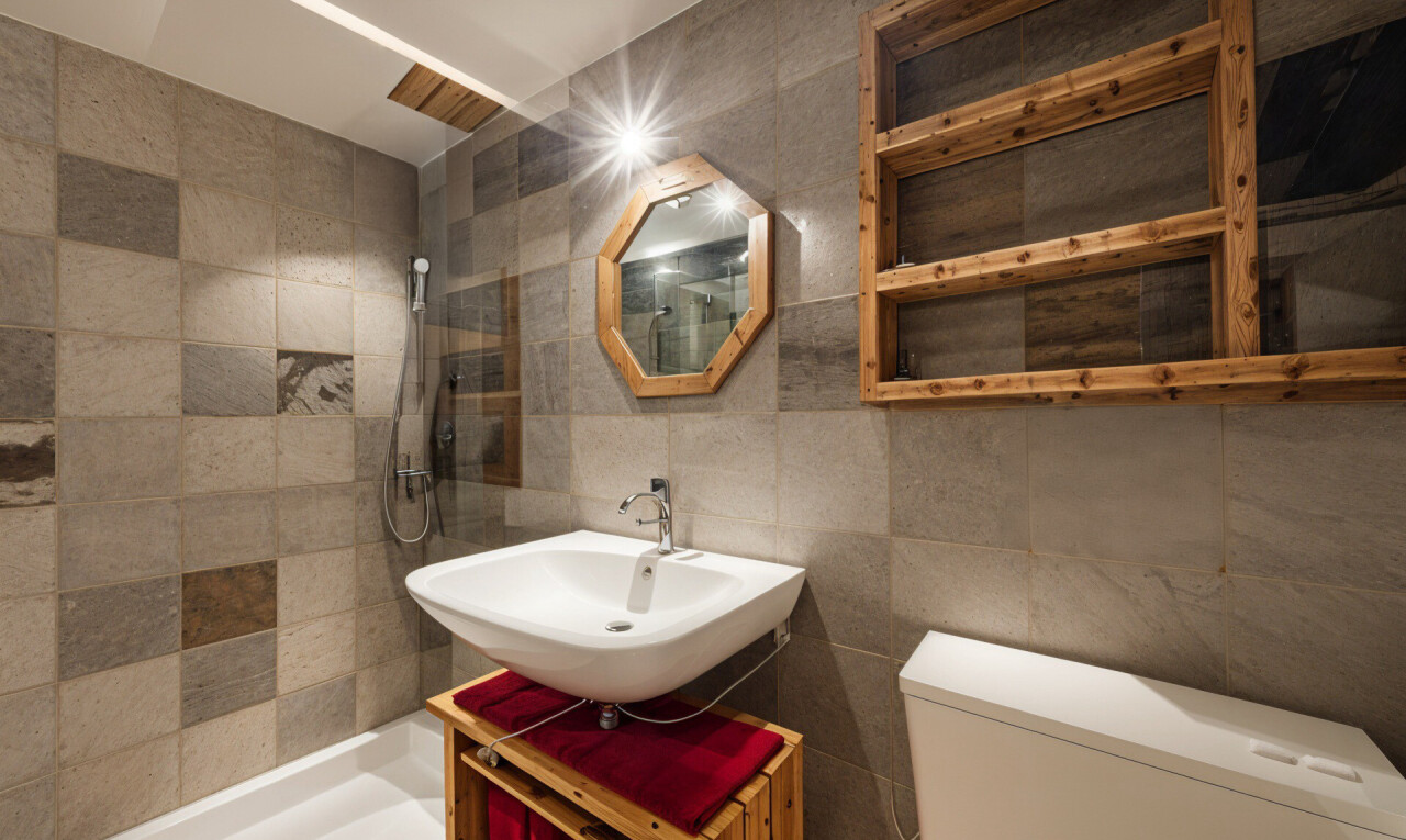 bad mit toilette, spiegel, dusche, fliesenwand, und waschbecken