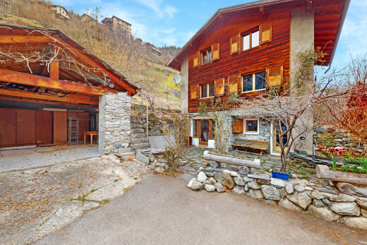 außenansicht mit holzverkleidung, satellitenschüssel, und horizontale verkleidung