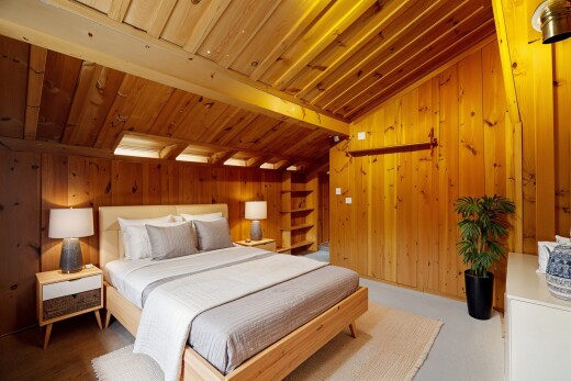 chambre avec plafond en bois et mur en bois