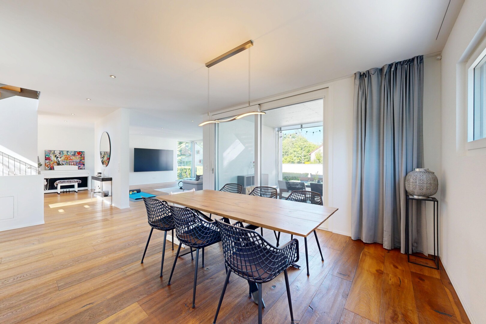 esszimmer mit holzfußboden, wood finish floor, natürliches licht, natural light, und gipskartonwand