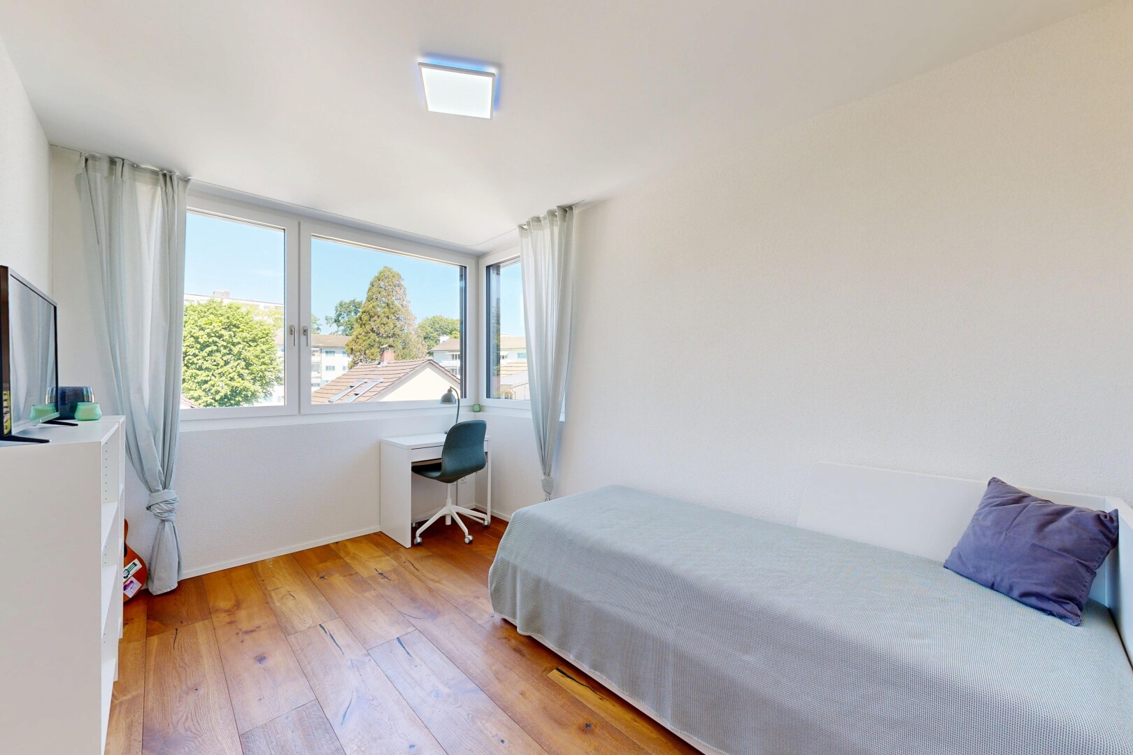zimmer / schlafzimmer mit day time, wood finish floor, holzfußboden, inside property, und drywall