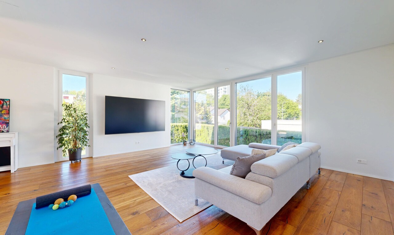 wohnzimmer mit floor ceiling windows, bodendeckenfenster, wood finish floor, holzfußboden, und drywall
