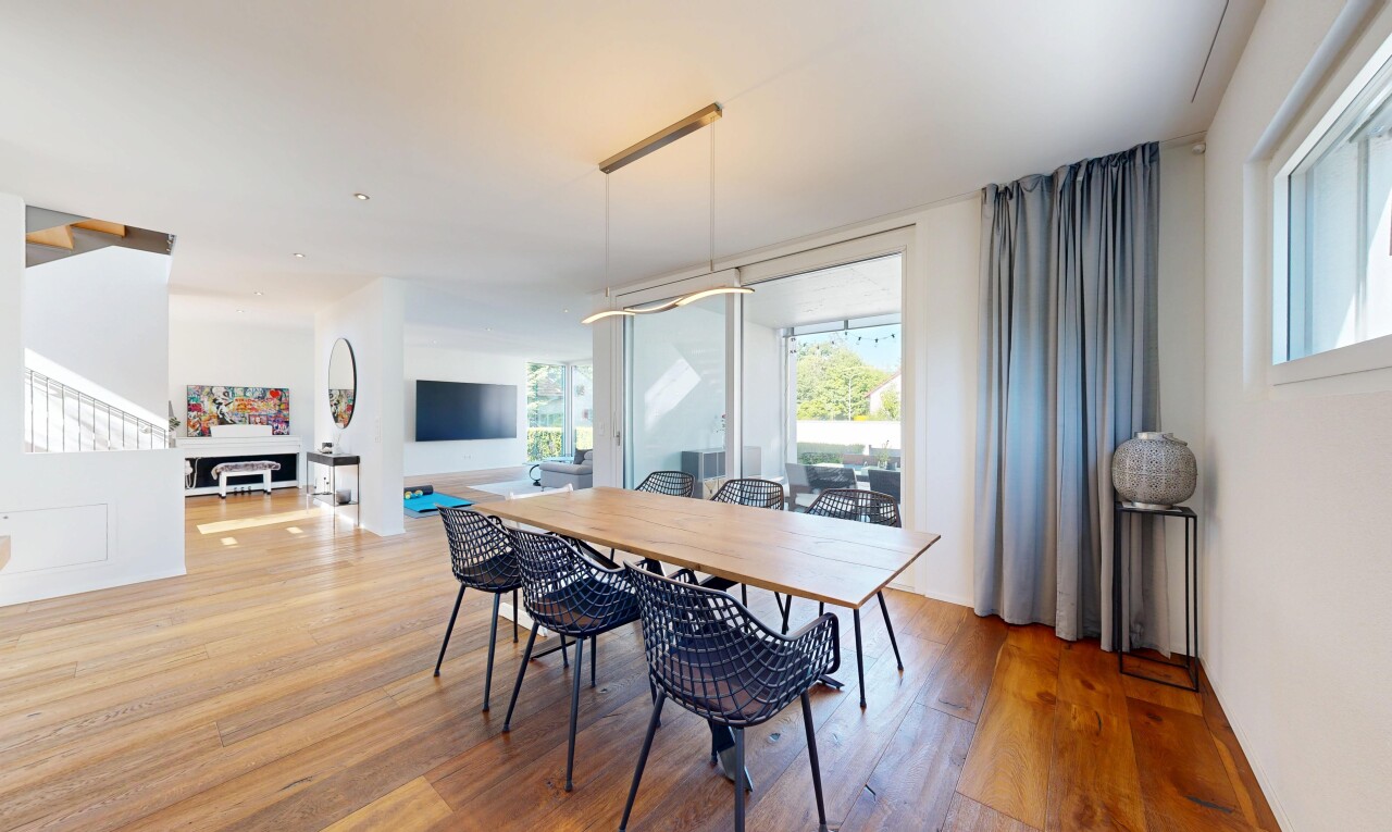 esszimmer mit holzfußboden, wood finish floor, natürliches licht, natural light, und gipskartonwand