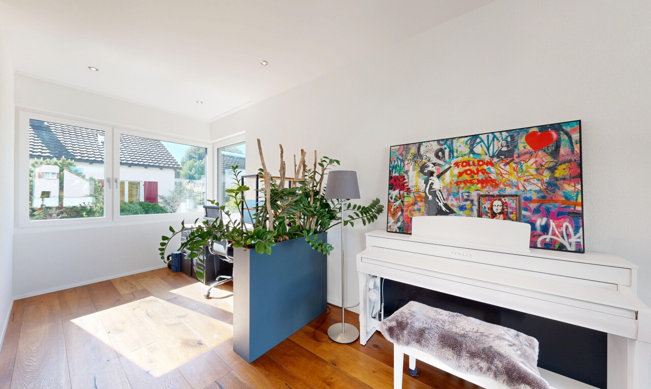 wohnzimmer mit inside property, gipskartonwand, drywall, holzfußboden, und wood finish floor