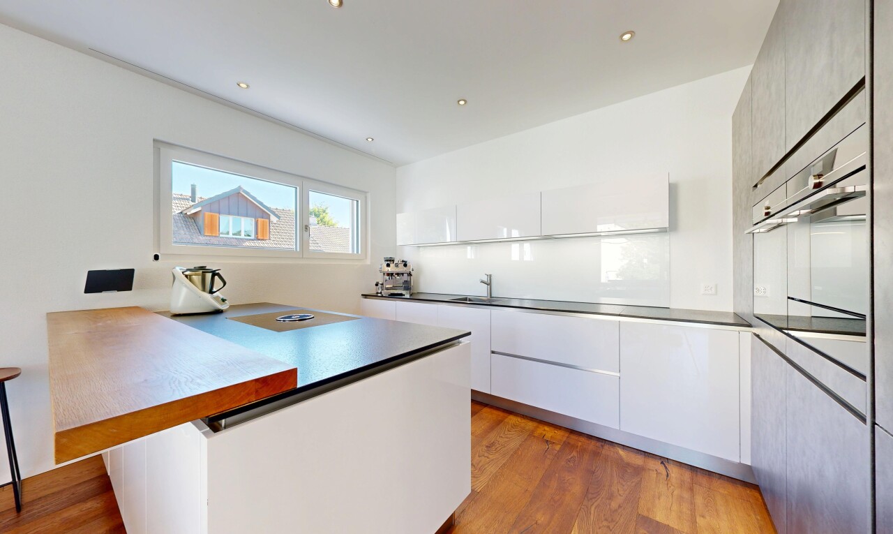 küche mit wood finish floor, holzfußboden, kitchen peninsula, küchentheke, und flat panel cabinets