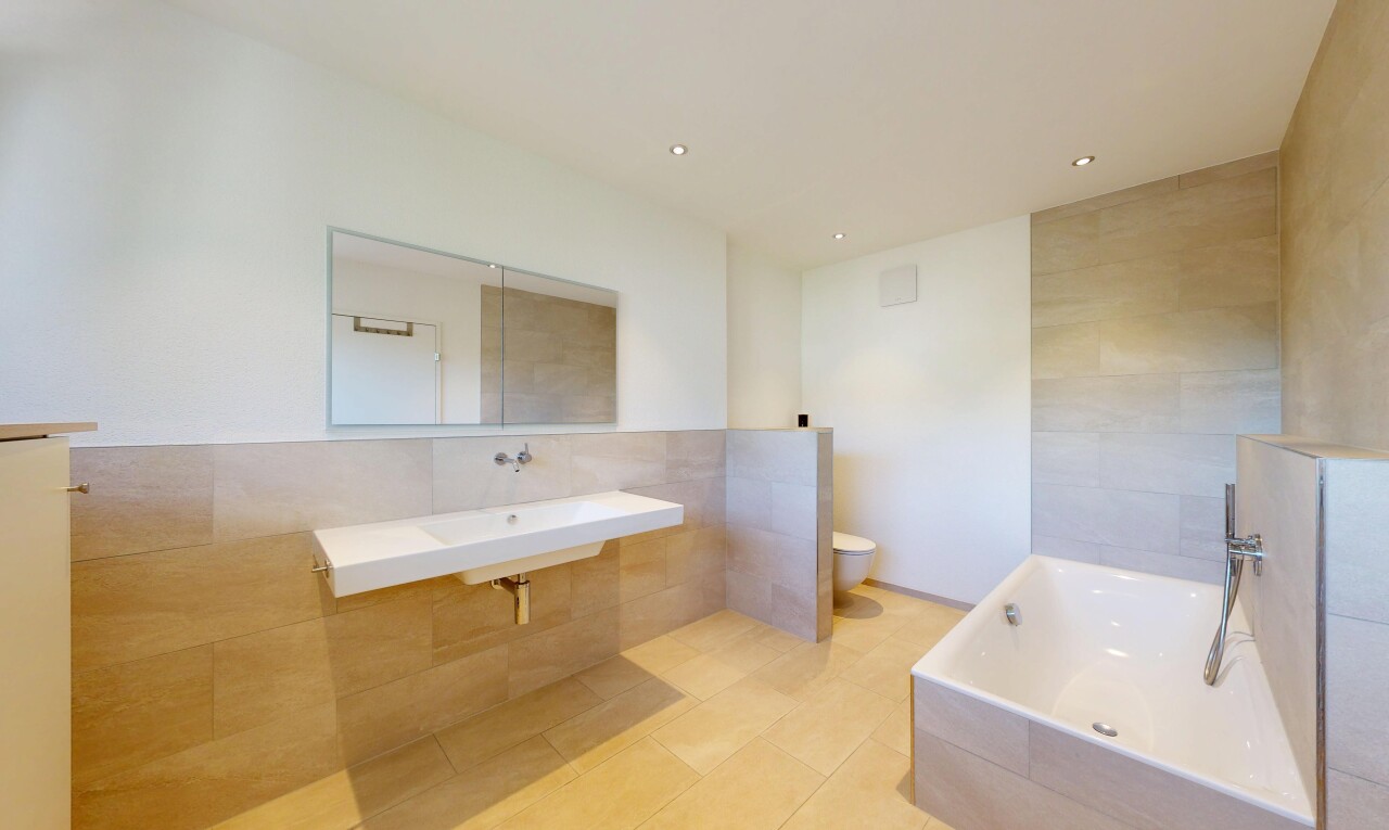 bad mit tile wall, fliesenwand, bad, komplettes badezimmer, und toilette