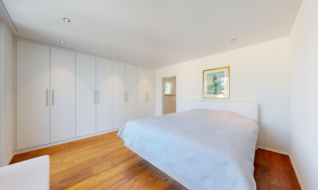 zimmer / schlafzimmer mit holzfußboden, wood finish floor, light floor, gipskartonwand, und drywall