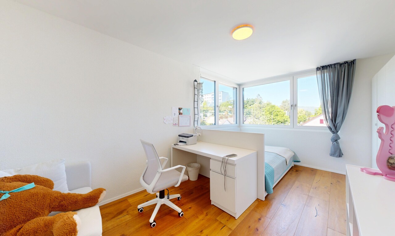 zimmer / schlafzimmer mit day time, inside property, bürobereich, wood finish floor, und holzfußboden