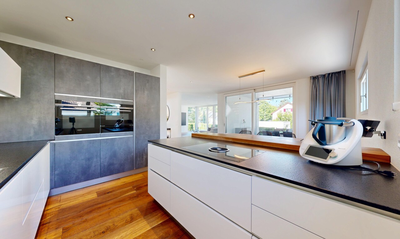 küche mit holzfußboden, wood finish floor, arbeitsplatten, dark countertops, und two heights countertops