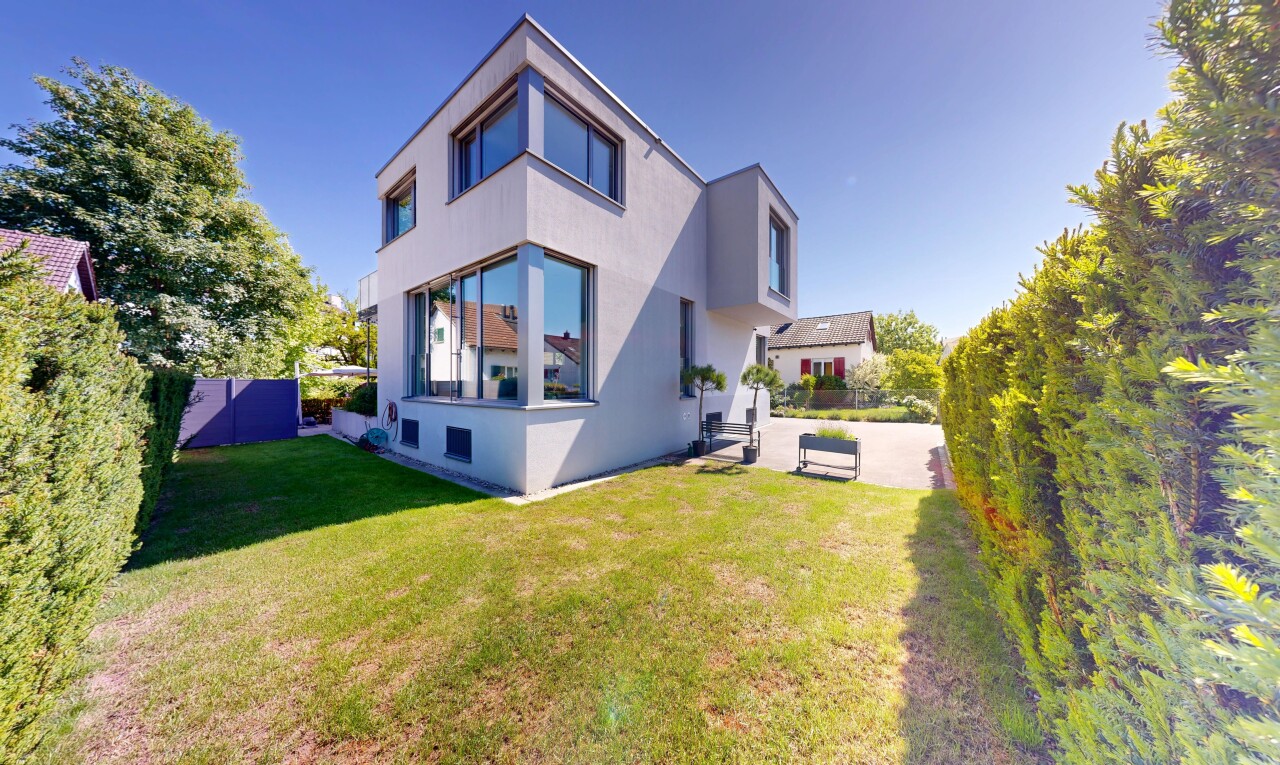 außenansicht mit rasen, property visible, stuckverkleidung, day time, und zaun