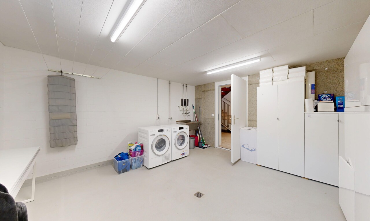 wäschekammer mit inside property, light floor, keller, betonboden, und concrete floor