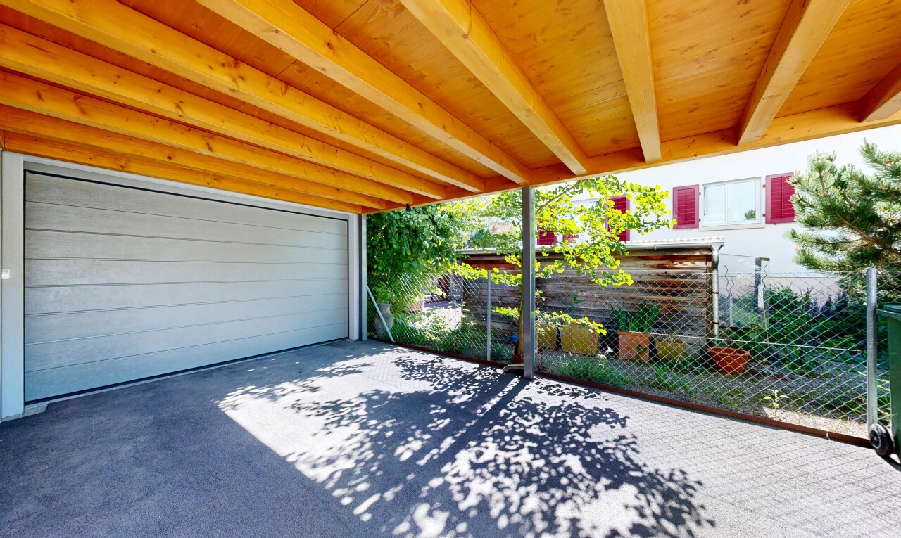 terrasse mit zaun, garage, und auffahrt