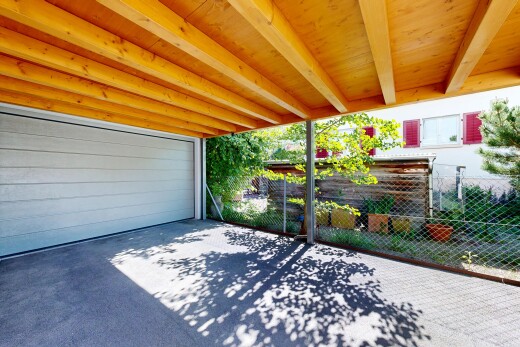 terrasse avec clôture, garage, et allée